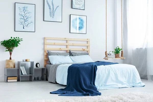 Kamar tidur sederhana dengan tempat tidur ganda — Stok Foto