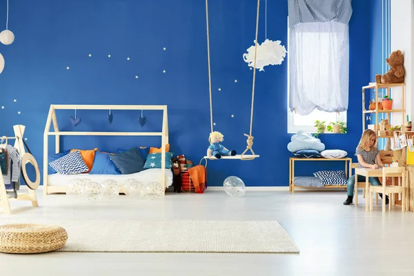 Функціональна дитяча кімната з гойдалками — стокове фото