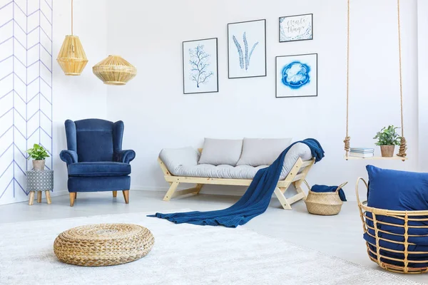Nova sala de estar com poltrona — Fotografia de Stock