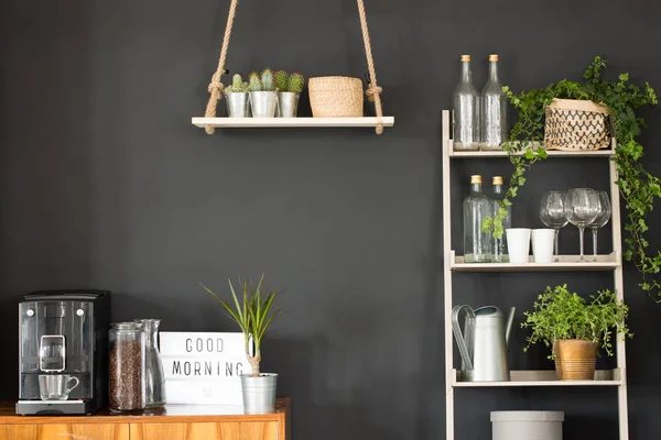 Siyah duvar ile modern mutfak — Stok fotoğraf