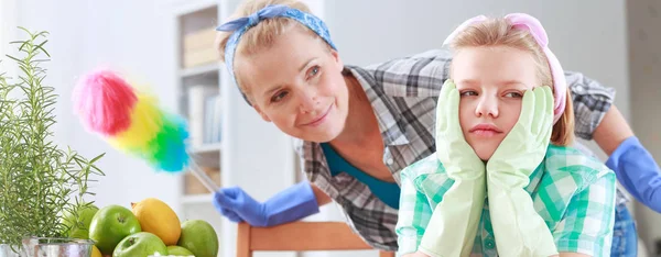 Verveeld dochter en moeder — Stockfoto