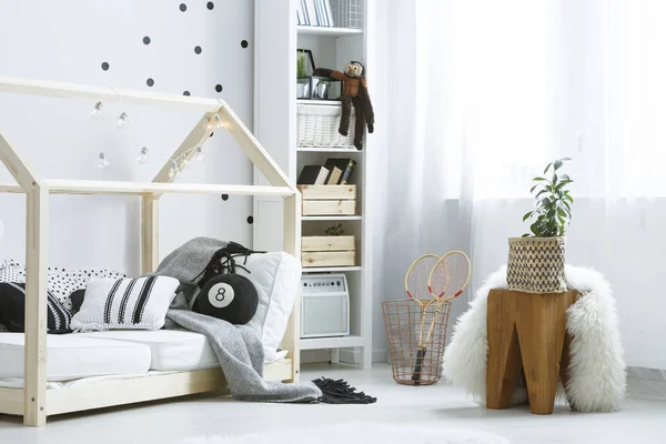 Habitación blanca con muebles — Foto de Stock