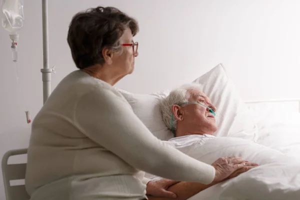 Vrouw ondersteunende stervende ziek man — Stockfoto