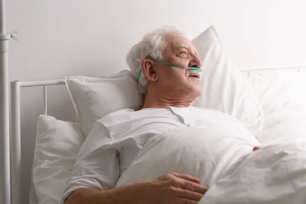 Homem morrendo na cama do hospital — Fotografia de Stock