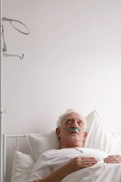 Patient starrt auf Krankenhausdecke — Stockfoto