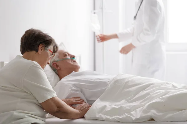 Vrouw met ernstig zieke man — Stockfoto