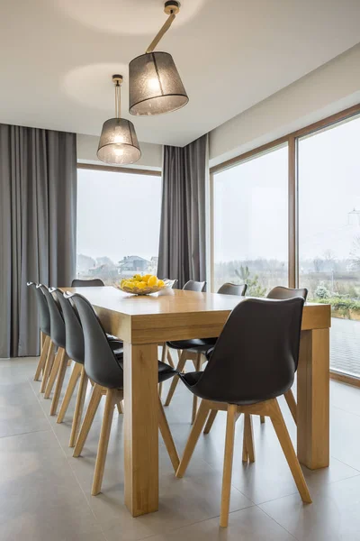 Sala de jantar com grandes janelas — Fotografia de Stock