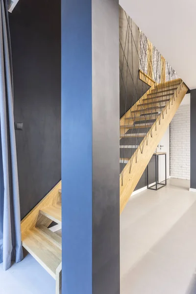 Escalier en bois dans la maison — Photo