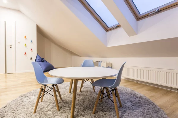 Tisch und Stühle im Zimmer — Stockfoto