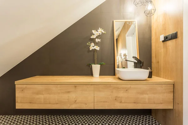 Shelf with washbasin and mirror — Stock Photo, Image