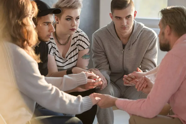 Grooup av tonåringar med psykoterapeut — Stockfoto