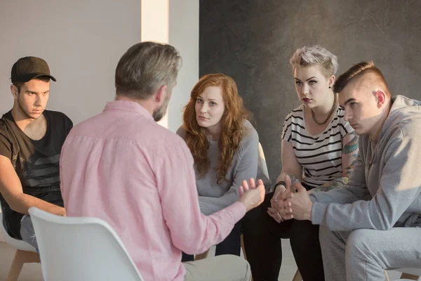 Addiction counselor and his patients — Stock Photo, Image