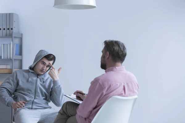 Ragazzo adolescente che parla con lo psicologo — Foto Stock