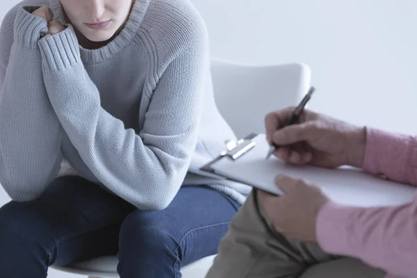 Chica durante la sesión con psicoterapeuta — Foto de Stock