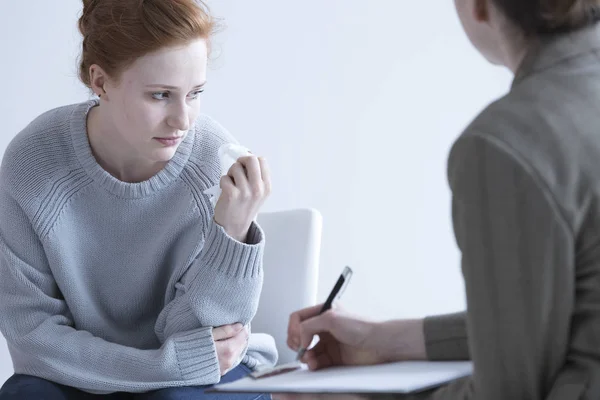 Frau leidet nach relativem Verlust — Stockfoto