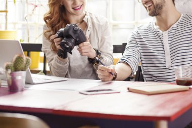 Kameraya bakarak fotoğraf öğrenciler