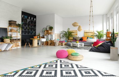 Renkli poufs ile modern daire