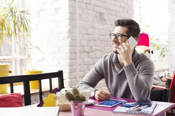 Freelancer talar på mobiltelefon — Stockfoto