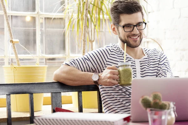 Frilansande brunch på coffee shop — Stockfoto