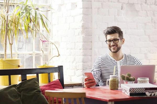 Designer arbeitet im Hipster-Café — Stockfoto