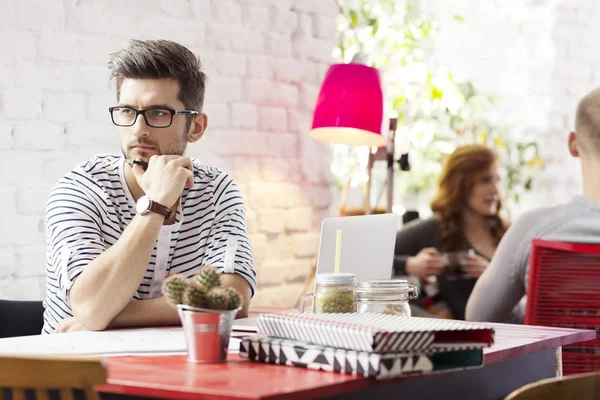 Endüstriyel kafede çalışan hipster öğrenci — Stok fotoğraf