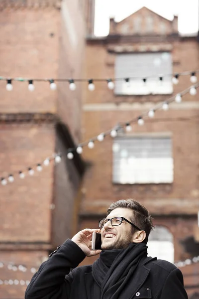 Homem falando no smartphone ao ar livre — Fotografia de Stock