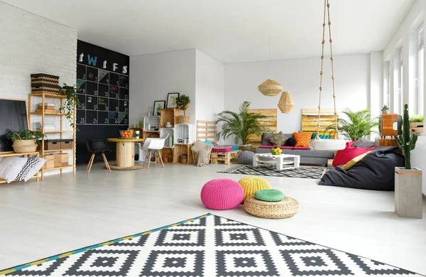 Moderno appartamento con pouf colorati — Foto Stock