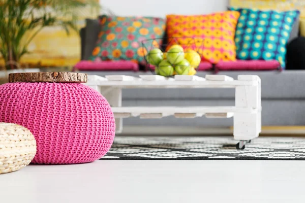 Interieur met roze poef — Stockfoto