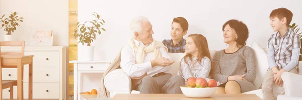 Sitting with grandparents — Stock Photo, Image