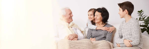 Ragazza abbracciare nonna — Foto Stock