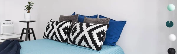 Cuscini decorati sul letto — Foto Stock