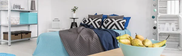 Современная спальня украшена синим — стоковое фото