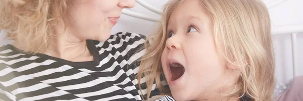 Menina bonito fazendo cara engraçada — Fotografia de Stock