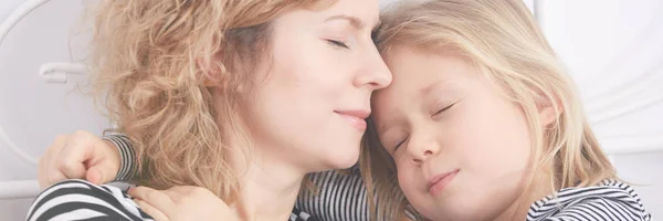 Mutter und Tochter umarmen sich — Stockfoto