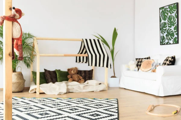 Natuurlijke hout in de kinderkamer — Stockfoto