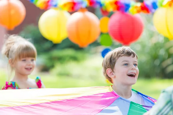 Niños en una fiesta — Foto de Stock