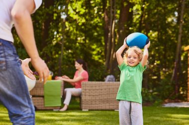 Ragbi topu tutan çocuk