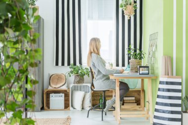 bir odada oturan kadın