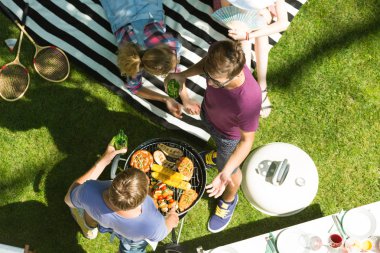 Erkekler yemek ızgara