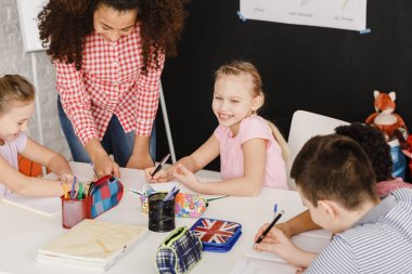 Gülümseyen çocuk ve kadın öğretmen