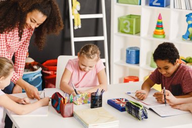 Çocuk Sanat dersinde çizim