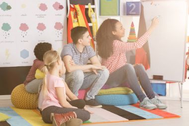 Beyaz tahta üzerinde yazma öğretmen