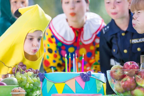 Kinderen op een dressing up partij — Stockfoto