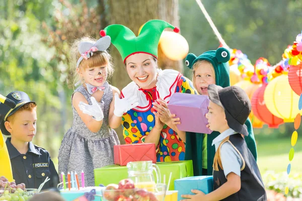 Palyaço ve çocuklar için hediyeler
