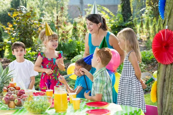 Frau spielt mit Kindern — Stockfoto