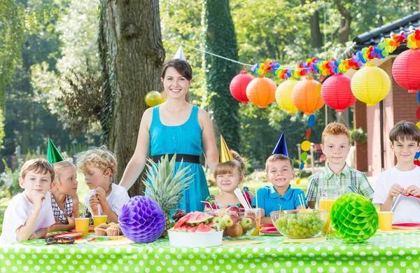 Frau hat Spaß mit Kindern — Stockfoto