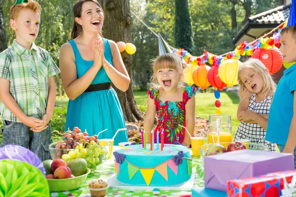 Aniversário menina e bolo — Fotografia de Stock