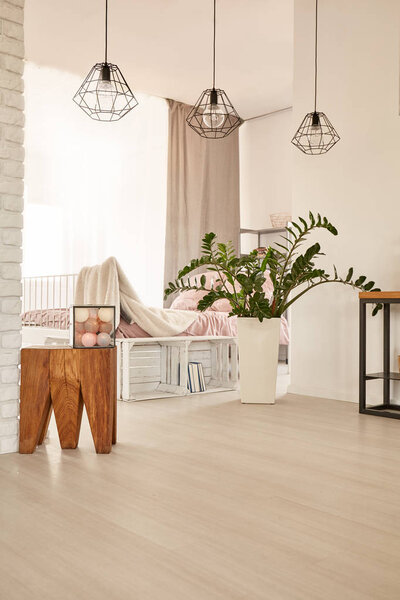 Проволочные лампы и минималистская мебель
