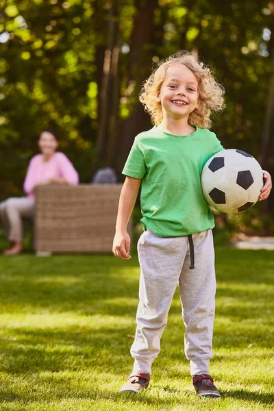 Junge mit Fußballball — Stockfoto