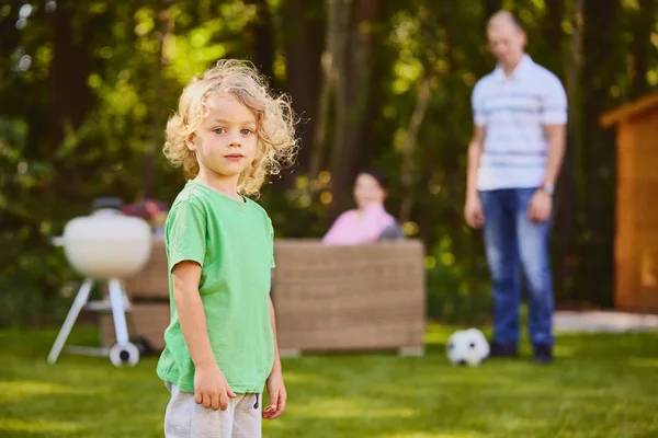 Junge steht im Garten — Stockfoto